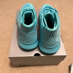 Kyrie 3 “Aqua”